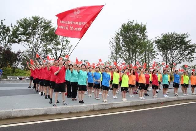 这是什么“神仙”物业！自发为小区300多辆车盖上防雪薄膜